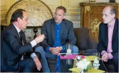  ??  ?? Bavard. François Hollande se confie aux journalist­es Gérard Davet (au c.) et Fabrice Lhomme (à dr.), à l’Elysée le 22 juillet.