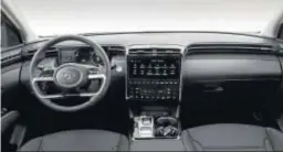  ??  ?? Una de las señas de identidad del interior del Tucson son los aireadores de gran tamaño vinculados al Multi-Air Mode, así como la pantalla central de 10,25”.