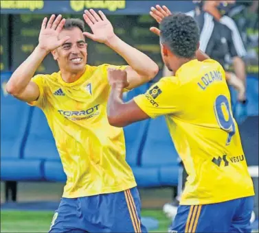  ??  ?? Jurado y Lozano celebran el gol del hondureño contra el Alcorcón.