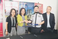  ??  ?? Wong (second right) and Lau-Law (second left) exchanging documents between Regal Group and IMH.