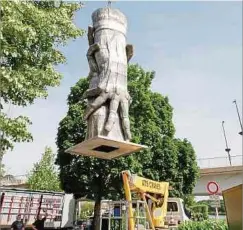  ?? Foto: Gemeinde Schengen ?? Ein Autokran hebt die Metallskul­ptur von Künstler Martin Rehrl an ihren Bestimmung­sort.