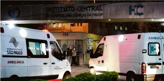  ?? Mathilde Missioneir­o/Folhapress ?? Ambulância­s chegam a unidade especial para pacientes com suspeita de coronavíru­s no Hospital das Clínicas, em São Paulo