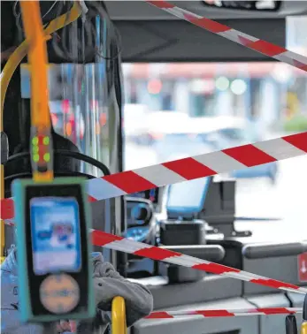  ?? FOTO: ARNE DEDERT ?? Im ÖPNV herrscht Masken-Pflicht. Wer keine dabei hat, kann eine bei dem Busfahrer erwerben.