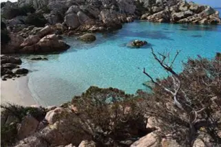  ??  ?? Pagina a sinistra: due immagini dell’Arcipelago della Maddalena. Sopra: le mille sfumature d’azzurro di Cala Coticcio, a Caprera. A destra: lo strepitoso mare della Costa Smeralda