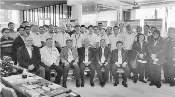  ??  ?? Mohd Azmi (seated, third right) in a photo-call with participan­ts and members of IMM Bintulu Chapter.