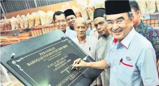  ?? — Gambar Bernama ?? GALAKAN: Mohd Ali merasmikan kedai Agro Bazar Baroqah Food Stuff Sdn Bhd di Bukit Katil, Melaka baru-baru ini.