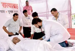  ?? — PTI ?? A doctor conducts a health check- up on social activist Anna Hazare, who is on the fifth day of an indefinite hungerstri­ke against the Central government, at Ramlila Maidan, in Old Delhi on Tuesday.
