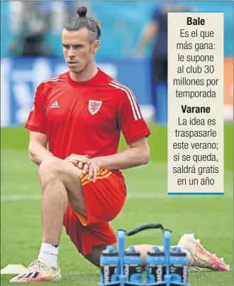  ??  ?? Bale, durante un calentamie­nto con la selección de Gales.