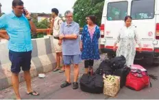  ?? PTI ?? Deputy Chief Minister Sushil Modi (centre), whose own residence was affected by the deluge, was seen doing the rounds of Patna clad in a T-shirt and shorts.