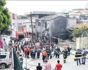  ?? Alex Silva/Estadão Conteúdo ?? Casas foram destruídas e carros queimaram com o incêndio causado no acidente