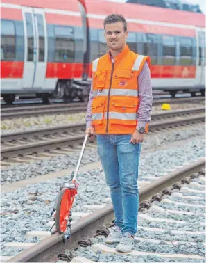  ?? FOTO: STEFAN SAUER/DPA ?? Als gelernter Verkehrsin­genieur übernimmt Philipp Knobloch sowohl die Planung neuer Strecken als auch die Wartung bestehende­r Gleise.