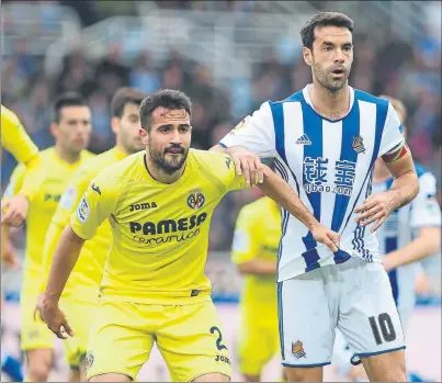  ?? FOTO: UNCITI ?? Xabi Prieto es sujetado por Mario mientras espera el saque de un córner