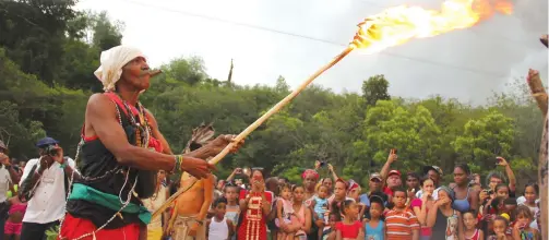  ??  ?? La Ceremonia a la Rebeldía, en El Cobre, Santiago de Cuba. Detrás, el cerro y el monumento Cimarrón.