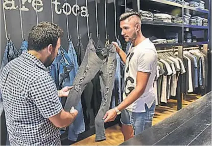  ?? (MARTÍN BAEZ) ?? Un delantero modelo. Ezequiel Ocampo, en su local de ropa, en Nueva Córdoba.