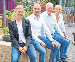  ?? . FOTOS:LIS ?? Das Team von Glasbau Storz stehen immer mit Rat und Tat zur Seite. Auf dem Bild zu sehen sind Jacqueline Heiter, Alexander Schmidtke, Norbert Hohner und Angelika Hohner