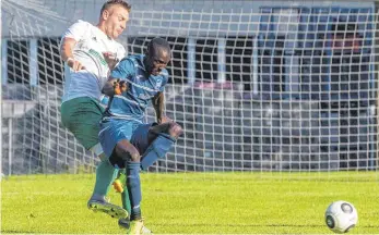  ?? ARCHIVFOTO: CF ?? Athagie Saibo Doucoure (blaues Trikot) und die TSG Lindau-Zech haben derzeit einen guten Lauf.