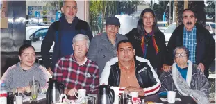  ?? ?? Isaias Plascencia con sus amigos David Gaddis, Lupita Rivemar, Juanita Jiménez, Jorge López, Lupita Rivemar, Alicia Rosas y Alfredo Martínez Ruiz presidente de Comunicado­res de B.C.