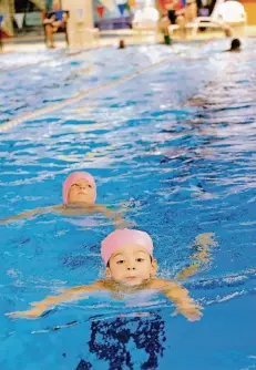  ?? RP-FOTO: OLAF STASCHIK ?? Auch Kinder beteiligte­n sich am Wettschwim­men und trugen so manchen Meter zur Gesamtwert­ung bei.