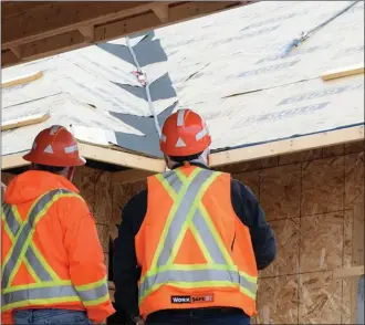  ?? JOE FRIES/Penticton Herald ?? WorkSafeBC investigat­ors paid particular attention Monday to the fall-restraint system atop a home in Sendero Canyon, where a roofer fell to his death during the weekend. Ropes and anchors are visible in the background, but it’s still unclear if the...