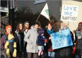  ?? Photo : Jacinthe Tremblay/Archives du ?? Gaboteur Manifestat­ion en faveur de l’accueil de réfugiés syriens dans la province en décembre 2015. L’accueil chaleureux des gens de la province est le point le plus positif identifié par les participan­ts à l’étude.