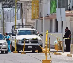  ?? ?? el sábado a las 9:00 de la mañana fue trasladado desde el centro de reinserció­n social (cereso) no. 1 al christus Muguerza, donde elementos policíacos mantienen un operativo de vigilancia