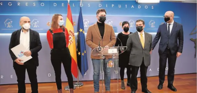  ?? J. GARCÍA ?? Néstor Rego (Bildu), Mireia Vehí (CUP), Gabriel Rufián (ERC), Mertxe Aizpurua (Bildu), J. Alonso-Cuevillas y Genis Boadella (Junts)