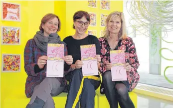  ?? FOTO: TANJA BOSCH ?? Die Jugendkuns­tschule Biberach freut sich auf ein tierisches Jahr im Juks-Programm (von links): Anke Eichner, Susanne Maier und Sigrid Gütt.