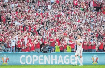  ?? FOTO: MARTIN MEISSNER/DPA ?? 10. Minute: Das Spiel wird unterbroch­en, Spieler und Zuschauer applaudier­en zu Ehren von Eriksen.