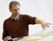 ?? ?? Robert Colbach, Direktor des Service géologique, beim Blick auf geologisch­e Karten.