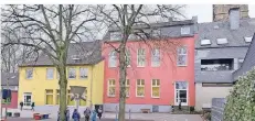  ?? ACHIM BLAZY RPAF: ?? Die alte Suitbertus­schule Heiligenha­us mit Suitbertus­kirche im Hintergrun­d.