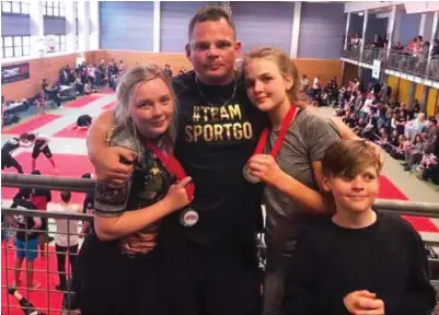  ?? FOTO: PRIVAT. ?? Victoria Paulsen (14 år, nummer tre fra venstre) og storesøste­r Christina Paulsen (19), driver også aktivt med MMA i Spartacus. Her sammen med pappa Inge Paulsen (39) og lillebror Jørgen (12).