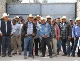  ?? ROLANDO RIESTRA ?? Campesinos acuden a las oficinas del Módulo de Riego 10 de Masitas para dialogar, pero no son recibidos.