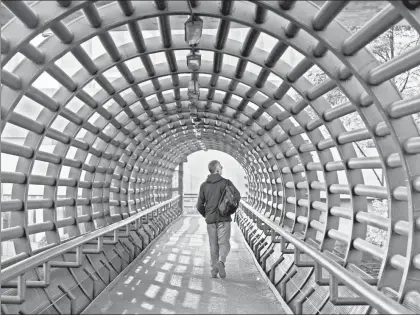  ?? Foto María Meléndrez ?? Caminata en un puente de la Ciudad de México