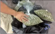  ??  ?? N先生正在將幾種大麻­裝入行李袋去分銷。因為沒有保護，他在路上必須同時留意­警察和劫匪。 （記者李雪／攝影）