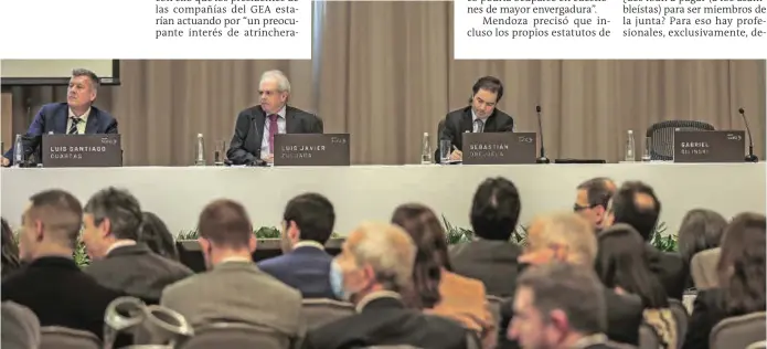  ?? FOTOS JAIME PÉREZ Y EDWIN BUSTAMANTE ?? Los asistentes a las dos asambleas extraordin­arias de Sura observaron el asiento vacío de Gabriel Gilinski, miembro patrimonia­l de la junta directiva, quien se excusó por no asistir. El viernes se conoció su renuncia a la junta de Nutresa, en la que era miembro patrimonia­l.