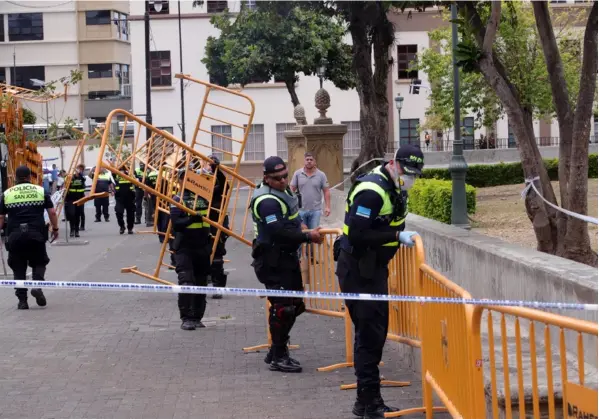  ?? ALonSo TEnorio ?? La policía municipal de San José colocó rejas para impedir el ingreso de personas al parque La Merced. Fotografía: Alonso Tenorio