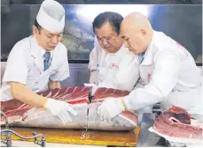  ?? FOTO: -DPA ?? 2,7 Millionen Euro hat Kiyoshi Kimura (Mitte), Besitzer der Restaurant­kette Sushi Zanmai, für diesen Thunfisch bezahlt.