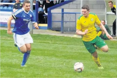  ?? Pic: PAUL EVANS ?? It’s a Breese: Caernarfon’s Jamie Breese (yellow) on the attack at Caersws