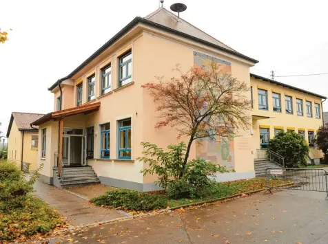  ?? Foto: Bernhard Weizenegge­r ?? Die Grundschul­e in Unterknöri­ngen braucht eine neue Heizungsan­lage. Der Burgauer Stadtrat beriet über verschiede­ne Möglichkei­ten.