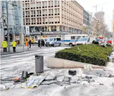  ?? FOTO: BRITTA PEDERSEN/DPA ?? Der Tatort: Fahrzeugte­ile liegen am 1. Februar 2016 nach einem illegalen Autorennen in der Berliner Tauentzien­straße.