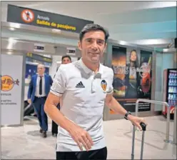  ??  ?? SIGUE INVICTO. Marcelino, ayer a la llegada del Valencia a Sevilla.