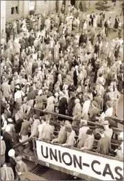  ?? Picture: Brian Ingpen-George Young Collection ?? TIME TO LEAVE: Visitors disembarki­ng from a mailship prior to sailing.