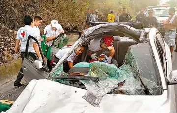  ??  ?? Accidente. Liliana Carcamo, de 28 años, y Ernesto Serrano, de 56, fueron atendidos por los socorrista­s de Cruz Roja seccional Cojutepequ­e, al accidentar­se en su vehículo. El percance fue provocado al embestir una vaca, a la altura del kilómetro 33 de la carretera Panamerica­na.