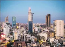  ??  ?? Ho-Chi-Minh-Stadt, das ehemalige Saigon, zählt inzwischen rund zehn Millionen Einwohner – und mehr als acht Millionen Motorrolle­r.