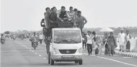  ?? AGENCE FRANCE PRESSE ?? People travel on the Dhola-Sadiya Bridge across the River Lohit, a tributary of the River Brahmaputr­a, which was inaugurate­d by Indian Prime Minister Narendra Modi in Assam on May 26. The 9.15-kilometerl­ong bridge to connect Assam state with Arunachal...