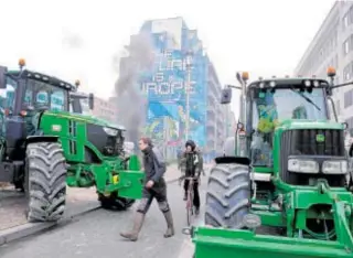  ?? // ABC ?? Los tractores volvieron a colapsar ayer las calles de Bruselas