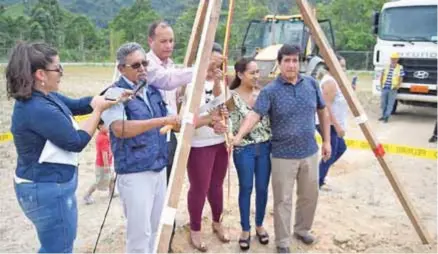  ??  ?? MOMENTO. El alcalde de Zamora realizó la colocación de la ‘primera piedra’.