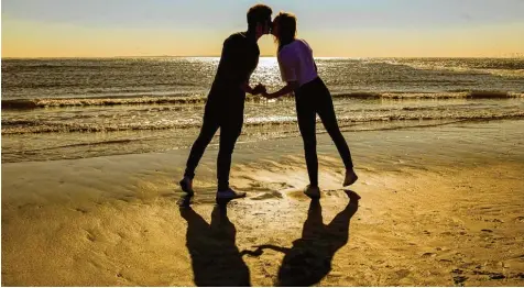  ?? Foto: Mohssen Assanimogh­addam, dpa ?? Küssen (hier ein Strandkuss auf Norderney) macht nicht nur Spaß – es ist auch gesund.