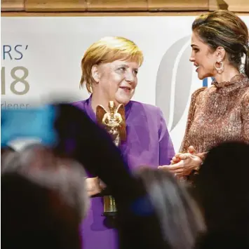  ?? Foto: Jörg Carstensen, dpa ?? Die drei Hauptdarst­ellerinnen des Abends im Bild: Kanzlerin Angela Merkel mit der „Goldenen Ehren-Victoria“und der Königin Rania von Jordanien.