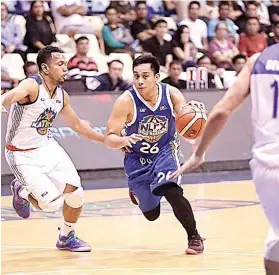  ?? / PBA.H ?? Ang Sugbuanong si Mark Jayvenn Tallo, kinsa gibantayan ni Talk N’ Text KaTropa guard Jason Castro sa hulagway, usa na karon s amga sinaligan sa NLEX Road Warriors. Si Tallo, kinsa produkto sa Phinma SWU Cobras, nitampo og 16 puntos sa kadaugan sa Road Warriors batok sa KaTropa niadtong Biyernes atol sa pagsugod sa PBA Governor’s Cup. ■
BISAYA: